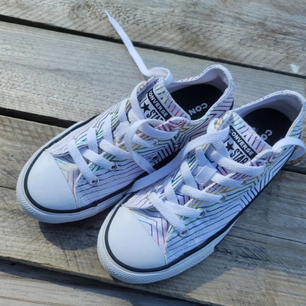 Girls Converse sneakers with stars sz 1
